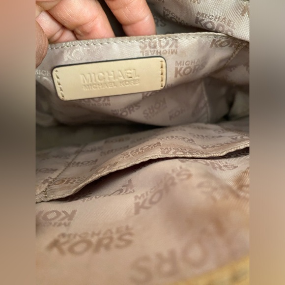 RARE Michael Kors Jet Set Item Medium - Picture 13 of 14